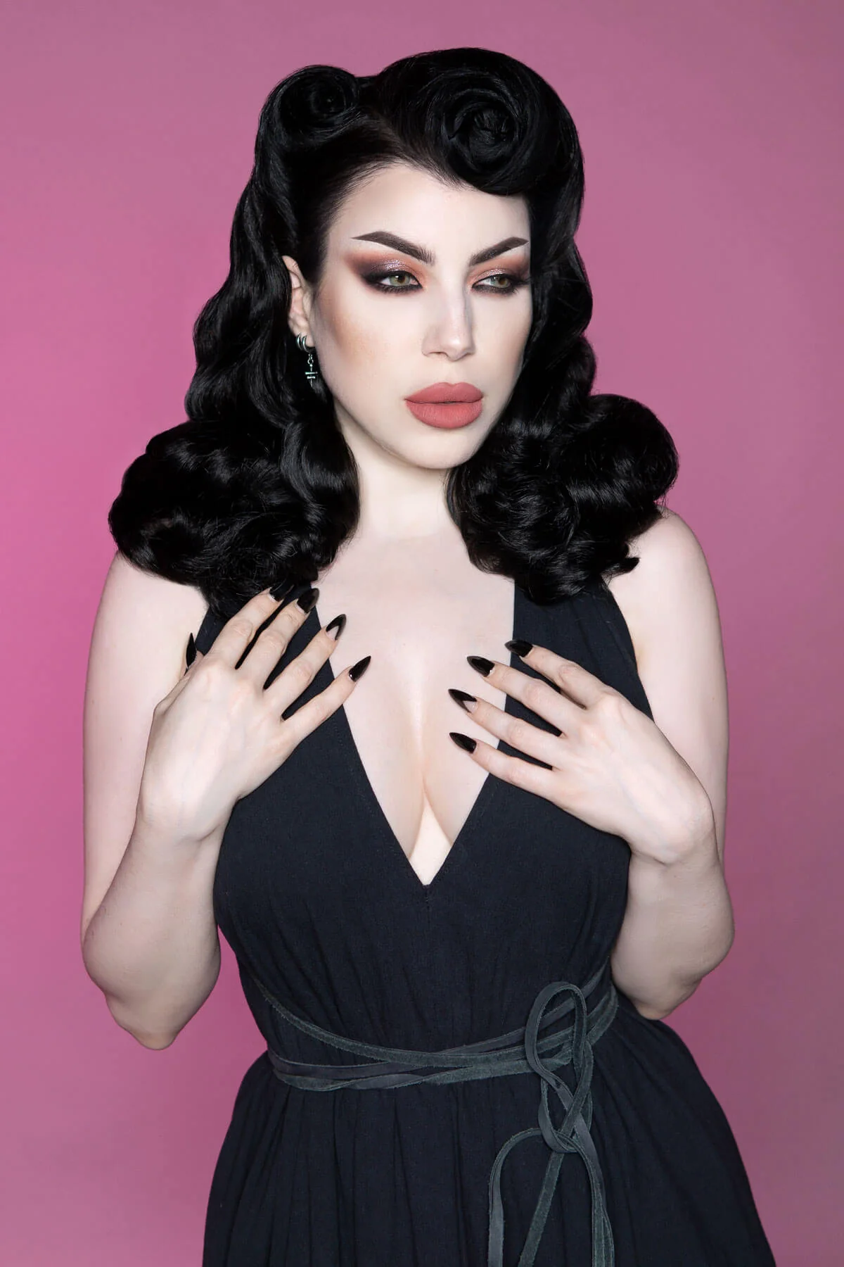 Long half wig hairpiece with beautiful vintage waves: Onyx - Image 2