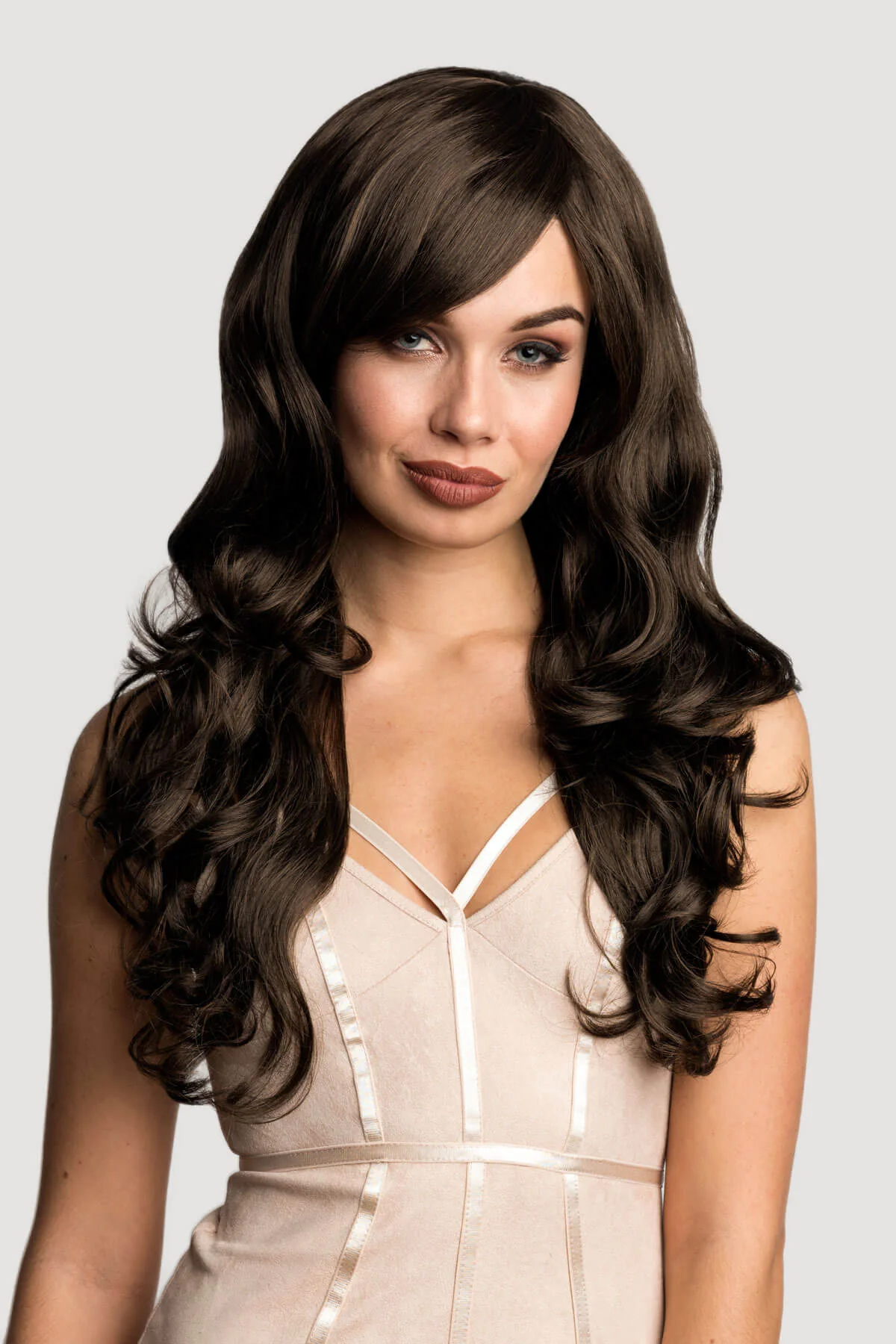 Long brown wig with gentle waves: Bella