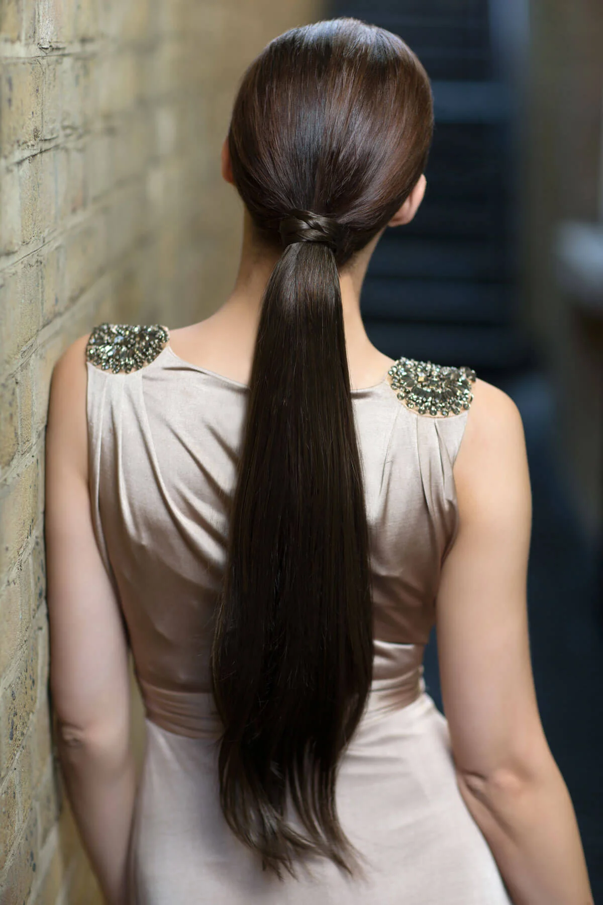 Long sleek ponytail extension with gentle, layered waves: Mali - Image 35