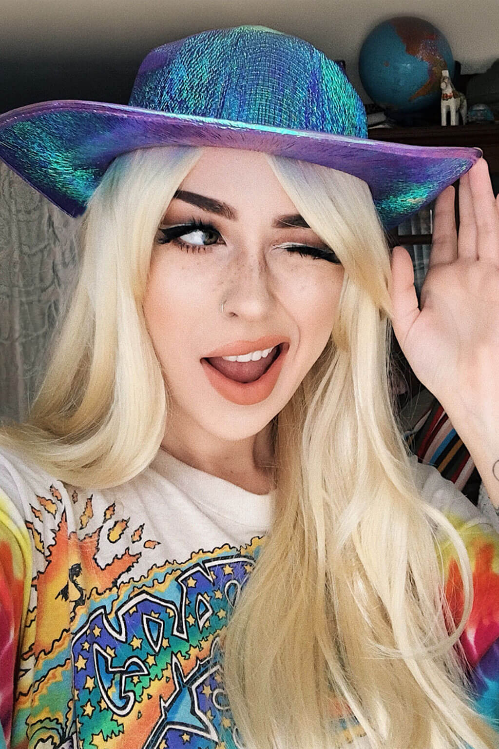 Long straight blonde wig with no fringe: Juste